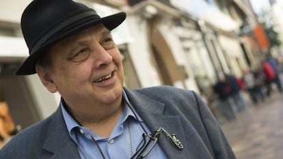 El profesor de Econom&iacute;a de la Universitat de Val&egrave;ncia, Josep Sorribes, en una c&eacute;ntrica calle de Valencia. 