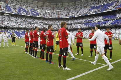 El Mallorca homenajea al campeón de Liga con el protocolario pasillo a los jugadores del Real Madrid.