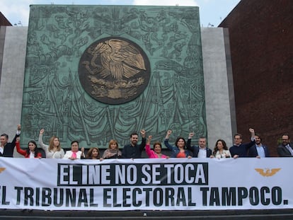 Legisladores de Movimiento Ciudadano protestan en la Cámara de Diputados contra el proyecto que busca limitar la actuación del Tribunal Electoral, el 11 de abril.
