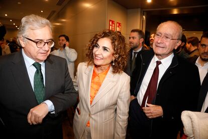 La ministra de Hacienda, María Jesús Montero, junto al alcalde de Málaga, Francisco de la Torre, y el director de la Cadena SER en Andalucía, Antonio Yélamo.