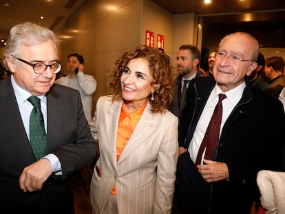 La ministra de Hacienda, María Jesús Montero, junto al alcalde de Málaga, Francisco de la Torre, y el director de la Cadena SER en Andalucía, Antonio Yélamo.