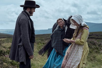 Florence Pugh, en el centro, junto a Tom Burke y Kíla Lord Cassidy, en 'The Wonder'.