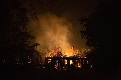 El fuego rodeó la localidad de El Hoyo y hubo entre 20 y 30 heridos leves, además de casas quemadas cuyo número todavía no fue precisado por las autoridades.