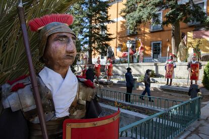 Varias figuras que componen una de las escenas del Belén monumental de San Lorenzo de El Escorial de 2021.