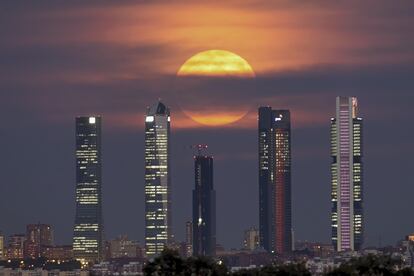 Fotografía de las cinco torres de Madrid, incluida en el libro ‘Titánides’ de José Ángel Izquierdo.