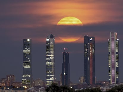 Fotografía de las cinco torres de Madrid, incluida en el libro ‘Titánides’ de José Ángel Izquierdo.