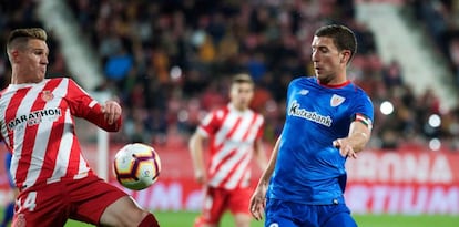 Raúl Carnero y De Marcos pugnan por el balón.