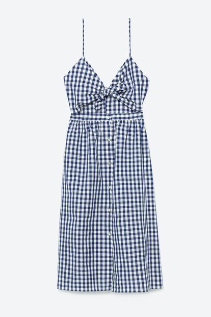 Difícil no triunfar con este vestido de cuadros azules y blancos. Es de Zara y cuesta 39,95 euros.