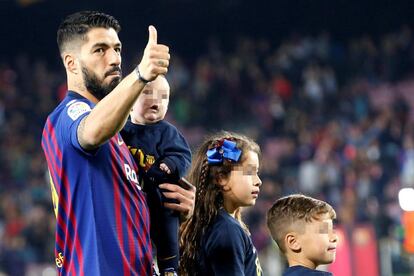 El delantero uruguayo del FC Barcelona, Luis Suárez, celebra la consecución del título de Liga tras derrotar al Levante en el encuentro correspondiente a la jornada 35 de primera división.