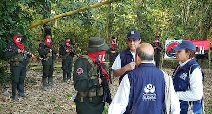 Funcionarios de la  Defensoría del Pueblo hablan con guerrilleros del ELN