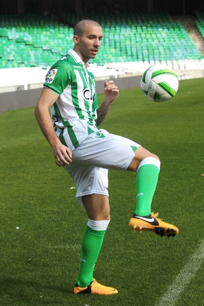 El interior diestro sueco de origen uruguayo Guillermo Molins durante su presentación como nuevo jugador del Real betis donde jugará hasta el 30 de junio cedido por el Anderlecht belga.