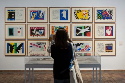 A visitor, in front of Matisse's work, 'Jazz, Paris, Tériade' (1947). 