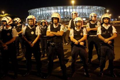 Policiais guardam o est&aacute;dio Man&eacute; Garrincha, em Bras&iacute;lia.