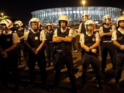 Policiais guardam o est&aacute;dio Man&eacute; Garrincha, em Bras&iacute;lia.