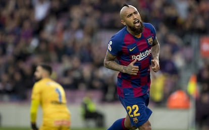 Arturo Vidal celebra su gol contra el Alavés en el Camp Nou.