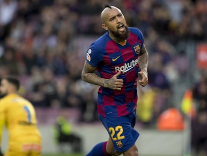 Arturo Vidal celebra su gol contra el Alavés en el Camp Nou.