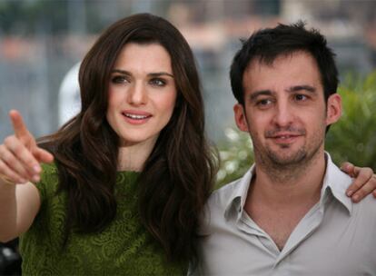 La actriz Rachel Weisz posa junto al director Alejandro Amenábar durante la presentación de <i>Ágora</i> en el Festival de Cannes.