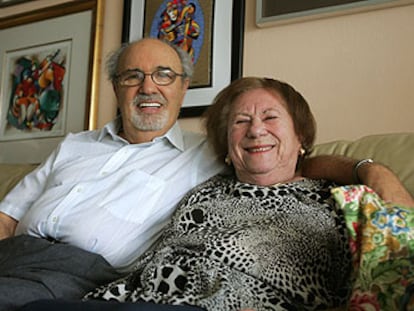 Herman y Roma Rosenblat, en su casa de Miami en septiembre pasado. A la derecha, portada del libro que se iba a publicar en febrero.