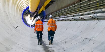 Dos trabajadores de Cimic en una conducción construida por la filial de ACS.