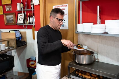 Iván Centeno sirve su tapa más famosa en el Bar Bambú, de Zamora.