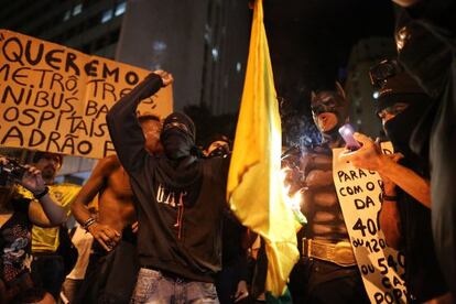 Manifestantes prenden fuego a un jersey de la selecci&oacute;n de Brasil