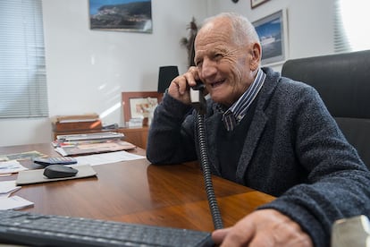 César Bonilla atiende al teléfono a 'The New York Times', tras aparecer la lata de patatas en la película 'Parásitos'. Imagen proporcionada por Bonilla a la Vista.
