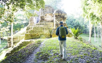 Un senderista en el yacimiento arqueol&oacute;gico de Tikal (Guatemala). 