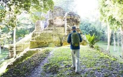 Un senderista en el yacimiento arqueológico de Tikal (Guatemala).