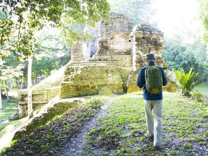 Un senderista en el yacimiento arqueol&oacute;gico de Tikal (Guatemala). 