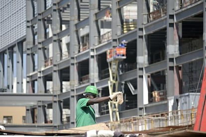 Trabajador en la Arena de la Bajada, en Curitiba.