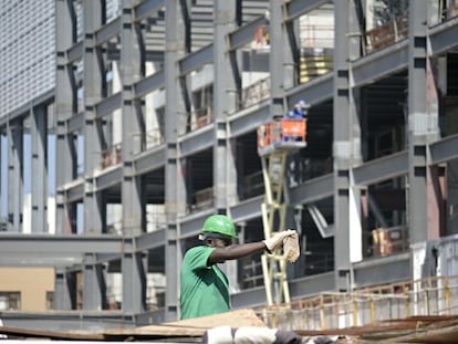 Trabajador en la Arena de la Bajada, en Curitiba.