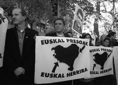 3 de diciembre de 199. Manifestaciones y concentraciones tras el anuncio de ETA sobre la ruptura de la tregua. En la imagen, una concenración pro abertxale delante del Parlamentp vasco en Vitoria - Gasteiz con pancartas a favor del reagrupamiento en Euskadi de los presos etarras y un retrato del miembro de ETA José Antonio Urritikoetxea 'Josu Ternera'. En primera fila, el responsable de KAS y también preso de ETA José Antonio Etxeberría Arbelaiz (i) y el líder de Euskal Herritarrok EH y Herri Batasuna HB Arnaldo Otegi.