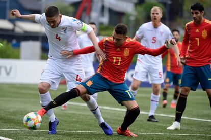 El defensa de las Islas Feroe Atli Gregersen (a la izquierda) lucha por el balón con Santi Cazorla.