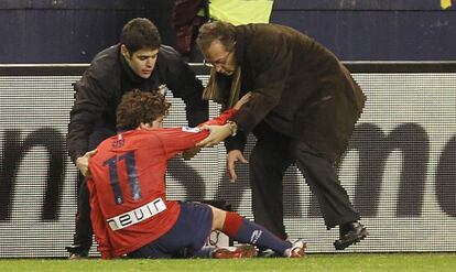 Sisi, es atendido en el suelo tras sufrir la lesión de rodilla.