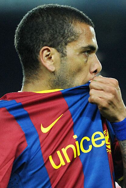 Alves besa el escudo.