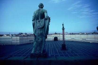 Vistas desde el tejado del Ermitage durante una de las veraniegas noches blancas, en San Petersburgo.