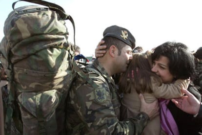 Un soldado es recibido por su familia en el aeropuerto de Lavacolla.