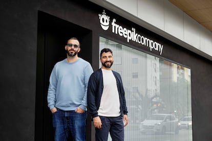 A la izquierda, Alejandro Sánchez , junto a Joaquín Cuenca, fundadores de Freepik.