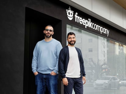 A la izquierda, Alejandro Sánchez , junto a Joaquín Cuenca, fundadores de Freepik.