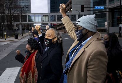 La representante Sheila Jackson Lee, el reverendo Al Sharpton y Philonise Floyd, hermano de George Floyd, en el Centro de Gobierno del Condado de Hennepin.