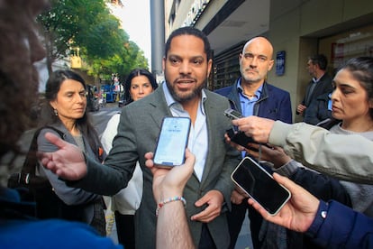 El secretario general de Vox, Ignacio Garriga, atiende a la prensa en noviembre del año pasado en Alicante.
