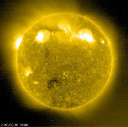 El Sol presenta dos grandes manchas solares que indican el retorno a una mayor actividad tras un largo periodo de reposo. La imagen ha sido tomada el 10 de febrero por <i>Soho</i> en la longitud de onda de 284 angstroms, que corresponde a una temperatura de dos millones de grados Kelvin.