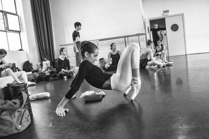 La ballarina Estela Coll a l'estudi del Ballet de Barcelona.