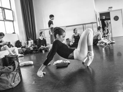 La ballarina Estela Coll a l'estudi del Ballet de Barcelona.