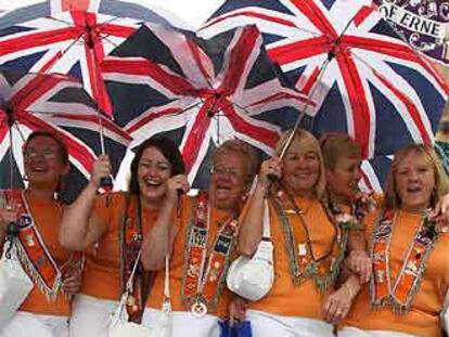 Mujeres protestantes desfilan con la Orden de Orange en Belfast.