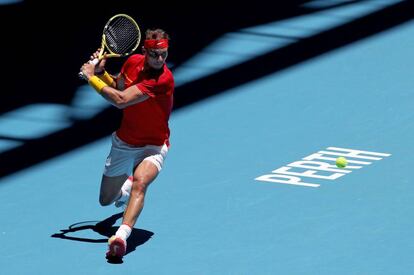 Nadal devuelve de revés ante Nishioka.