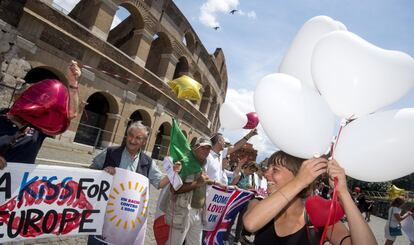 Un grupo de personas participa en el 'flashmob' Un beso para Europa frente al Coliseo romano, de la campaña por la permanencia de Reino Unido en el club de los Veintiocho.