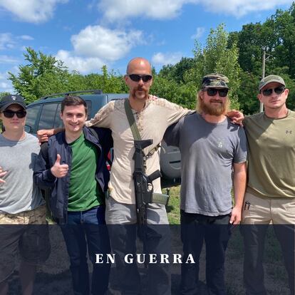 Ananich, con un grupo de estadounidenses y canadienses a los que ayudó en tareas de interpretación con el ejército ucranio. 