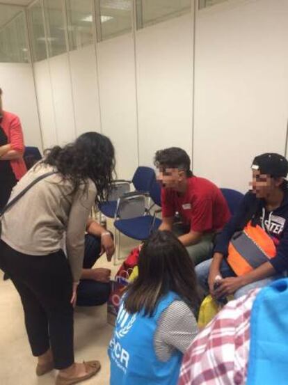 Imagen de los menores en el aeropuerto de Barajas, antes de salir para Motril.