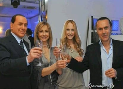 Berlusconi brinda con Noemi Letizia en la fiesta de dieciocho cumpleaños de esta. "Me ha sorprendido que haya asistido a la celebración ya que no ha venido a ninguna de las fiestas de cumpleaños de 18 de nuestros tres hijos, a pesar de estar invitado" afirmó Veronica Lario, esposa del primer ministro italiano.